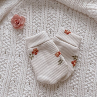 Dojčenské rukavičky, Eternal roses wilde